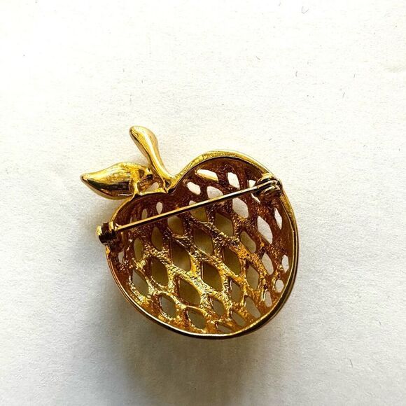 Gold tone cross hatched apple brooch - Picture 2 of 7